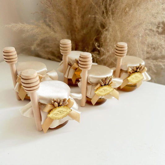 Orientalisches Honigglas als personalisiertes Gastgeschenk für Hochzeit und Taufe, mit Holzlöffel, Schleife und eleganter Dekoration