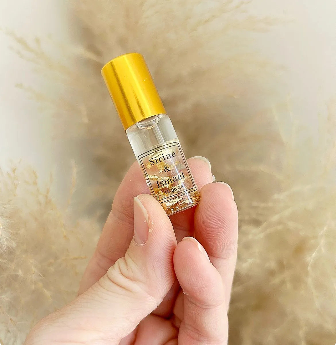 Parfum Goldflucht als elegantes Gastgeschenk für Hochzeit und Geburtstag, im Flakon mit goldener Kappe präsentiert