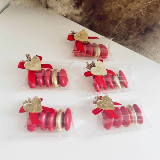 Passion-Zuckermandeln als personalisiertes Gastgeschenk zur Hochzeit – rot und elegant