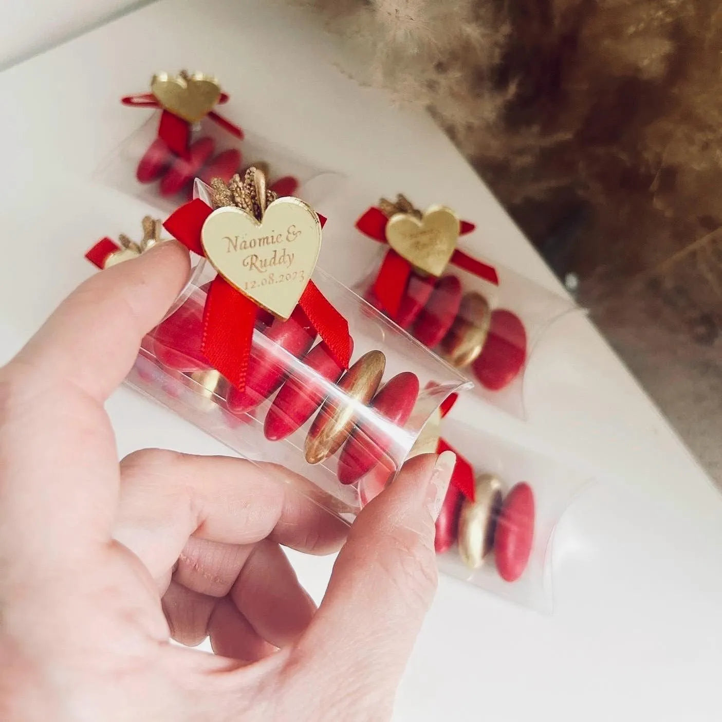 Passion-Zuckermandeln als personalisiertes Gastgeschenk zur Hochzeit – rot und elegant