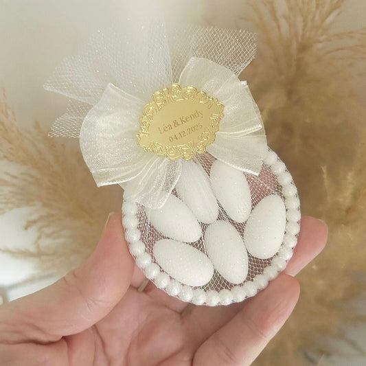 Perle Pure Zuckermandeln als Gastgeschenk zur Hochzeit, runde Box in Weiß mit Schleife und goldenem Etikett