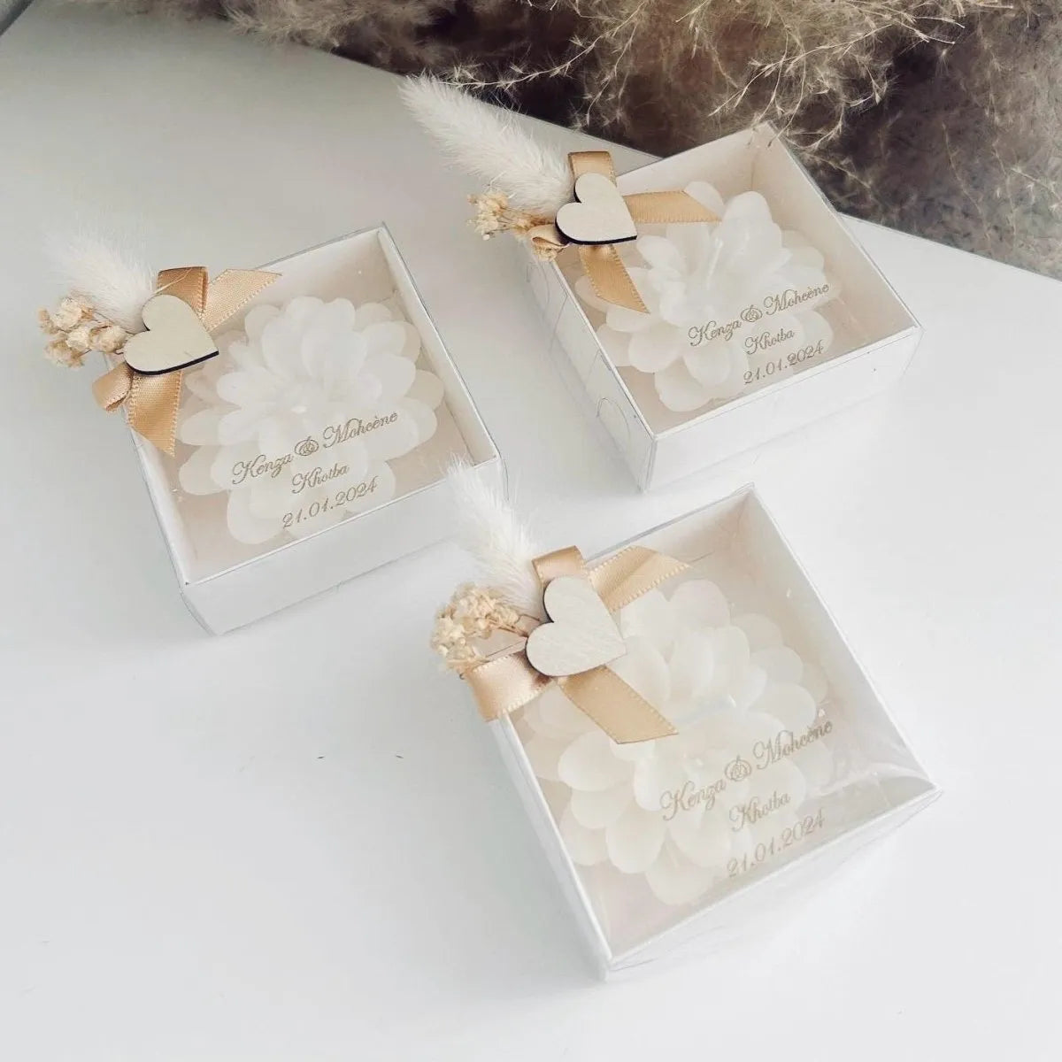 Pivoine-Herzholz-Kerze als personalisiertes Gastgeschenk zur Hochzeit – charmant und authentisch