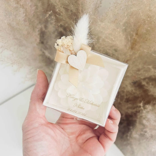 Pivoine-Herzholz-Kerze als personalisiertes Gastgeschenk zur Hochzeit – charmant und authentisch