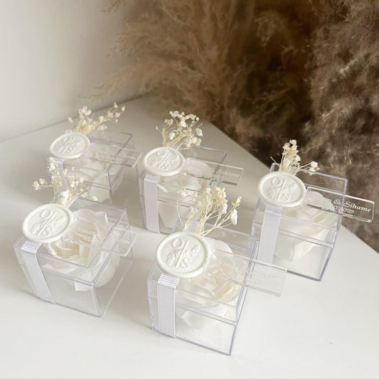 Reine Seifenrose als edles Gastgeschenk für Hochzeit und Taufe, elegant in transparenter Box präsentiert