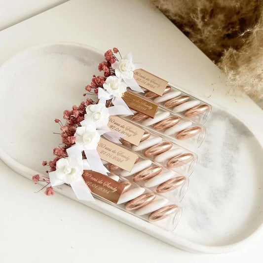 Roségold-Zuckermandeln als Gastgeschenk zur Hochzeit – Reagenzglas-Design mit Trockenblumen