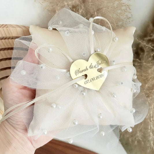 Royales Ringkissen mit Perlen aus Satin – personalisiert für die Hochzeit