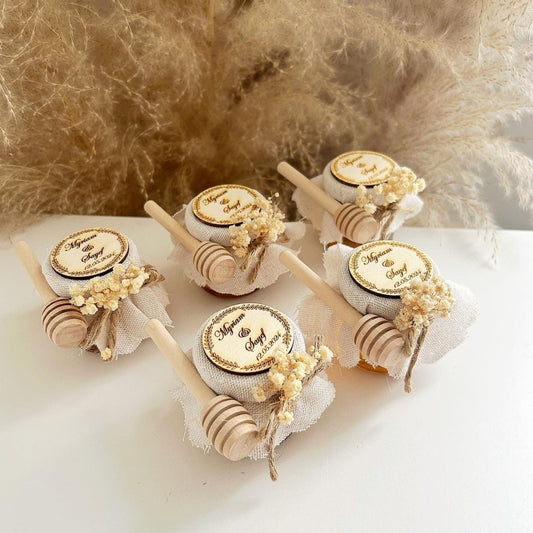 Rustikales Honigglas als personalisiertes Gastgeschenk für Hochzeit und Geburtstag, dekoriert im natürlichen Stil
