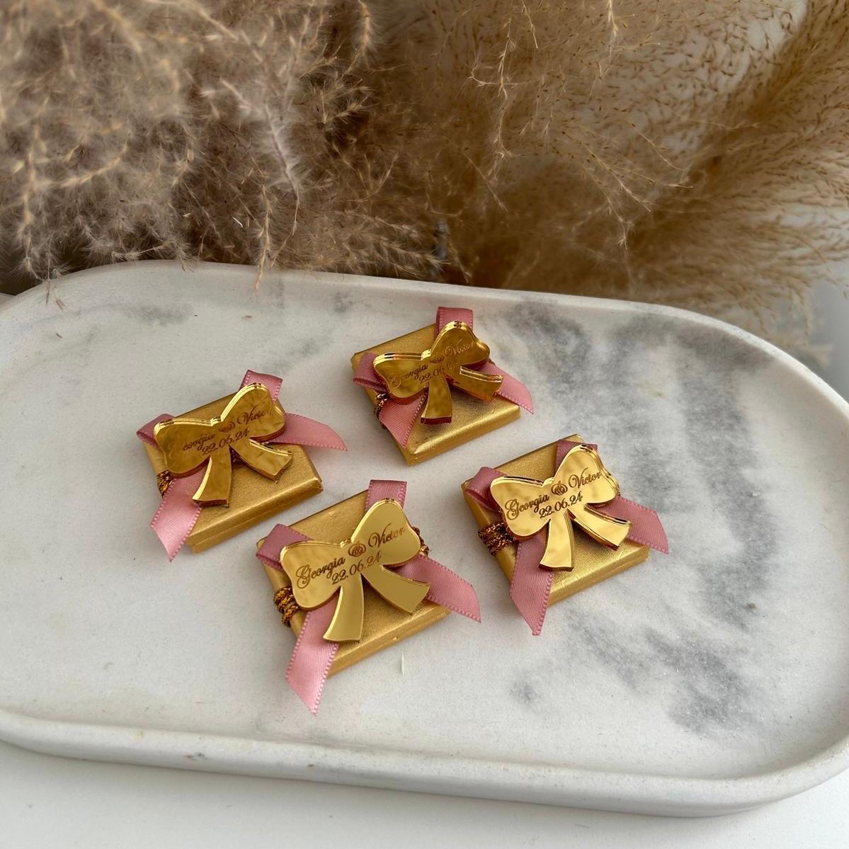 MON CADEAU INVITE - Personalisierte Rustique Schokolade Orient mit goldener Verpackung, rosa Schleife und gravierter Plakette, elegantes Gastgeschenk für Hochzeit oder besonderes Event