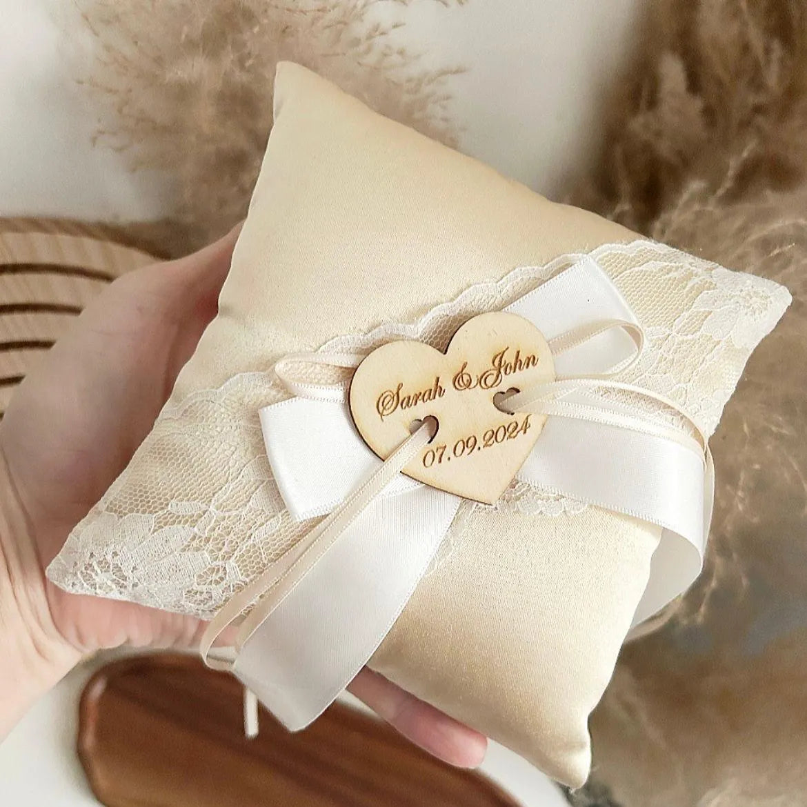 Satin-Ringkissen mit graviertem Holzherz – personalisiert für die Hochzeit