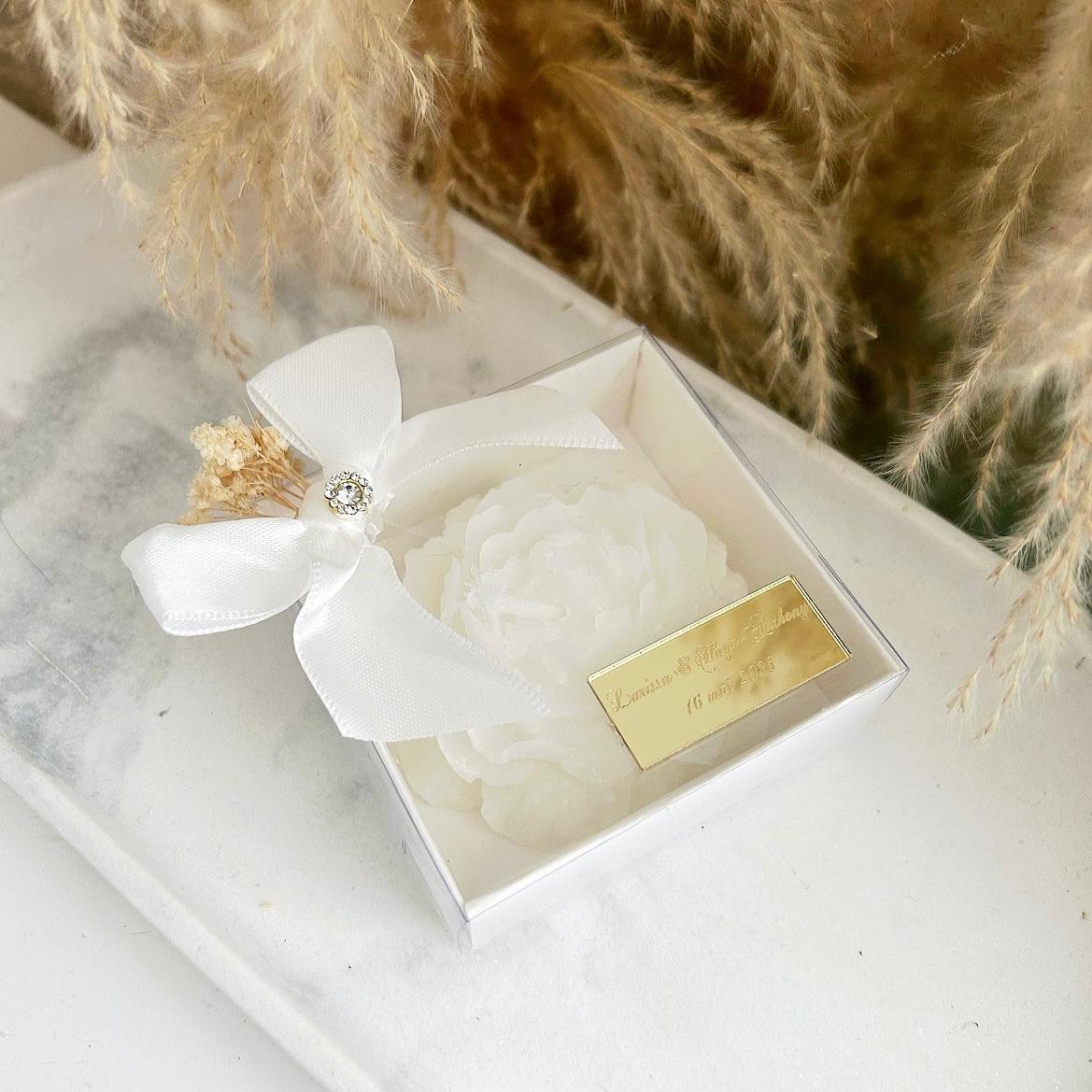 MON CADEAU INVITE - Personalisierte Schneerosenkerze in eleganter Box mit weißer Schleife und goldener Plakette, stilvolles Gastgeschenk für Hochzeit oder besonderes Event