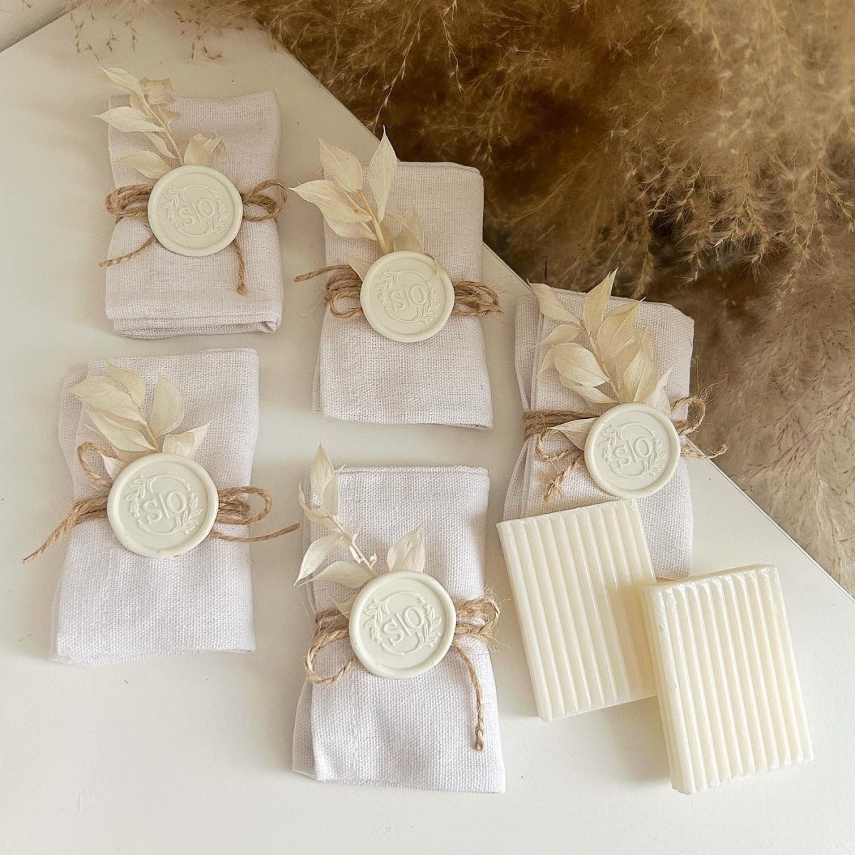 MON CADEAU INVITE - Personalisierte Seife Dune in Stoffbeutel mit Siegel, Juteband und getrockneten Blättern, elegantes Gastgeschenk für Hochzeit oder besonderes Event