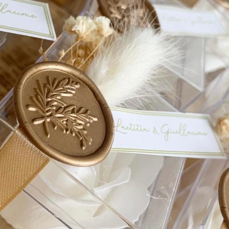 MON CADEAU INVITE - Personalisierte Seifenrose Ähre in transparenter Box mit goldenem Siegel, Schleife, Feder und Etikett, elegantes Gastgeschenk für Hochzeit oder besonderes Event