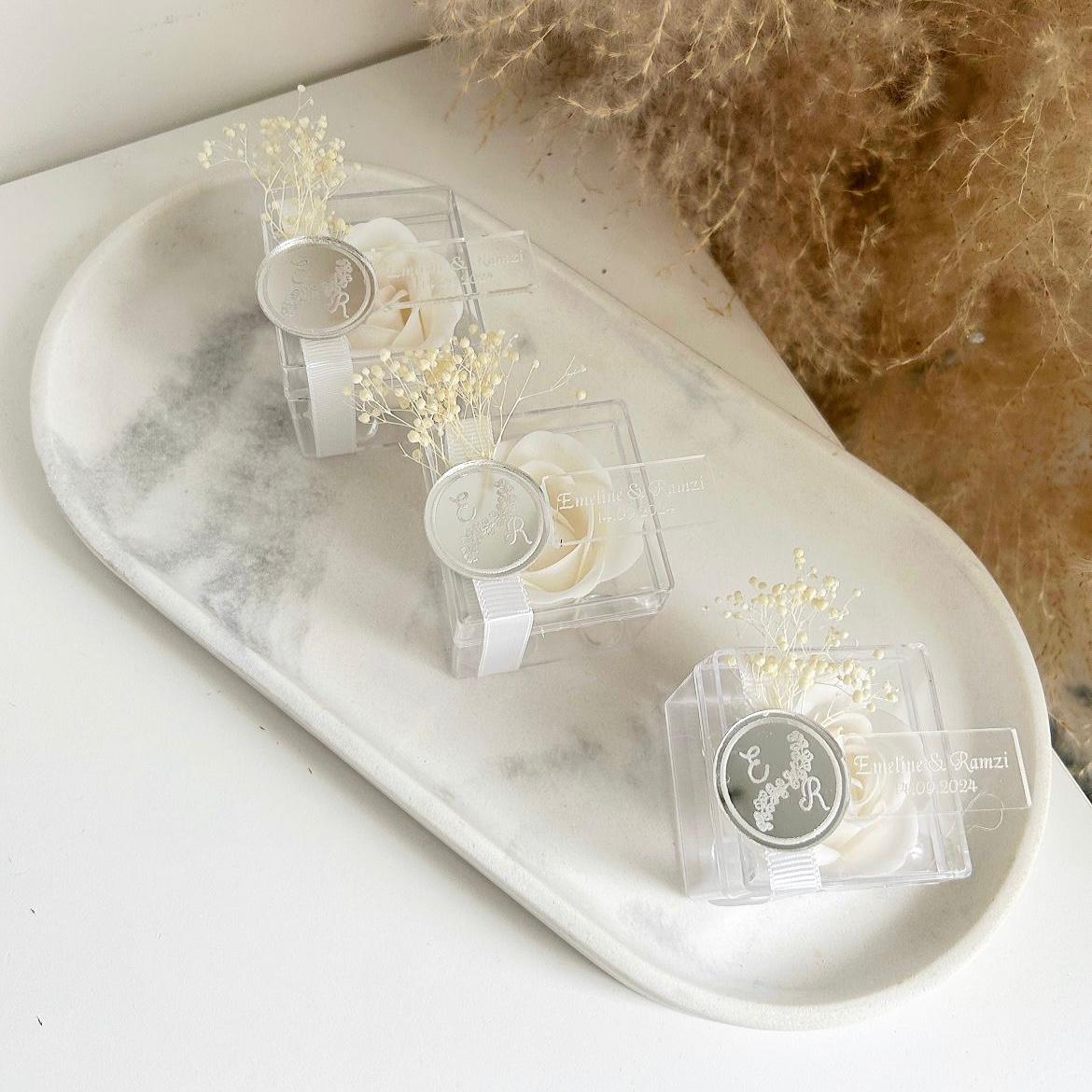 MON CADEAU INVITE - Personalisierte silberne Pure Seifenrose in transparenter Box mit elegantem Siegel und getrockneten Blumen, stilvolles Gastgeschenk für Hochzeit oder besonderes Event