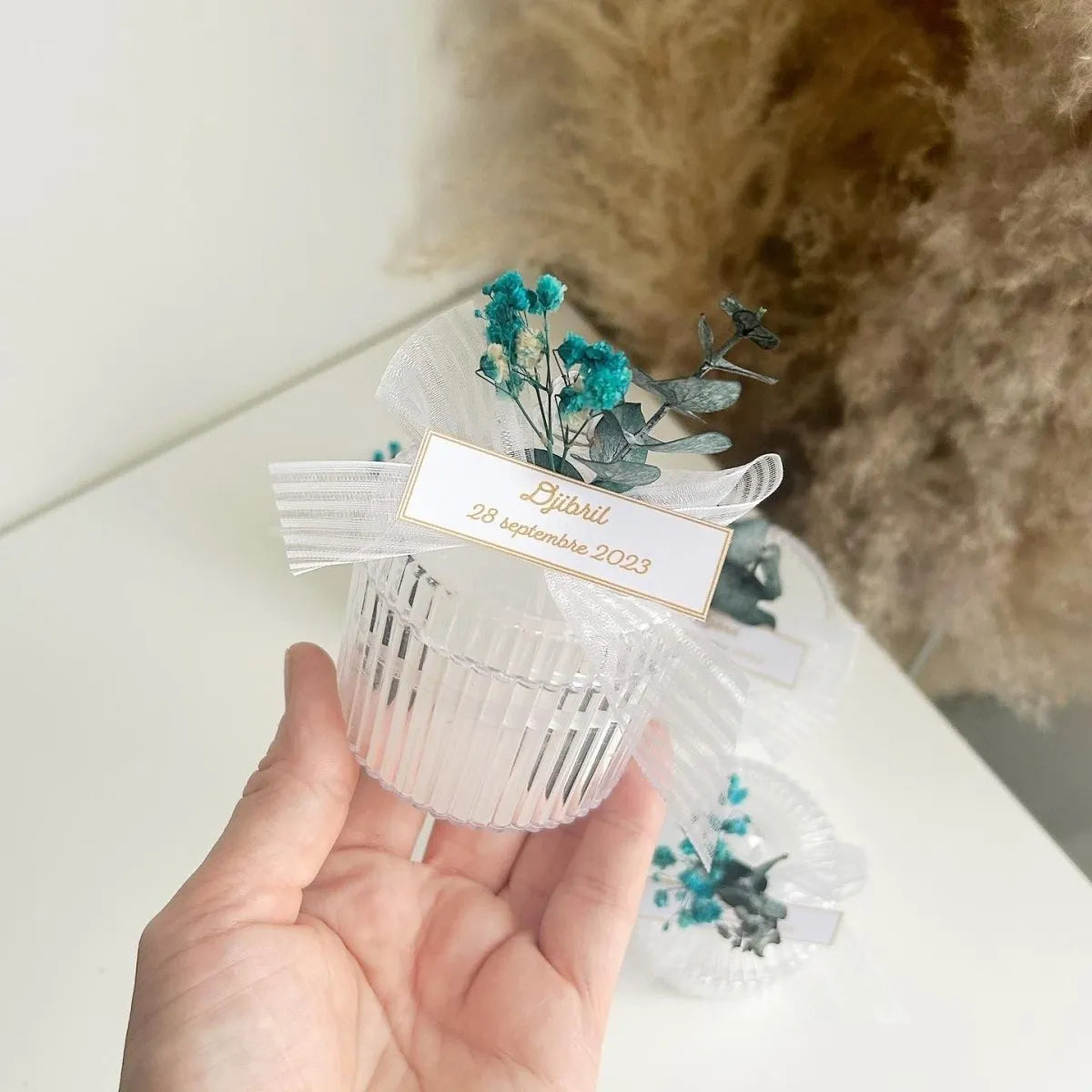 Turquoise-Kerze als personalisiertes Gastgeschenk – strahlende Akzente und elegant