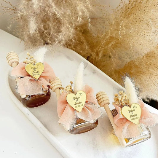 Unwiderstehliches Honigglas als personalisiertes Gastgeschenk für Hochzeit und Taufe, mit Herzanhänger, Schleife und Holzlöffel