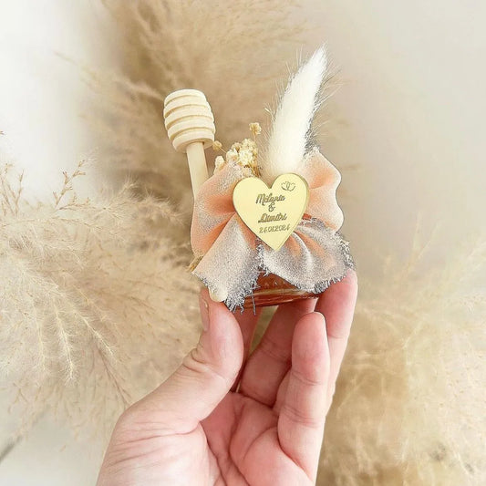 Unwiderstehliches Honigglas als personalisiertes Gastgeschenk für Hochzeit und Taufe, mit Herzanhänger, Schleife und Holzlöffel