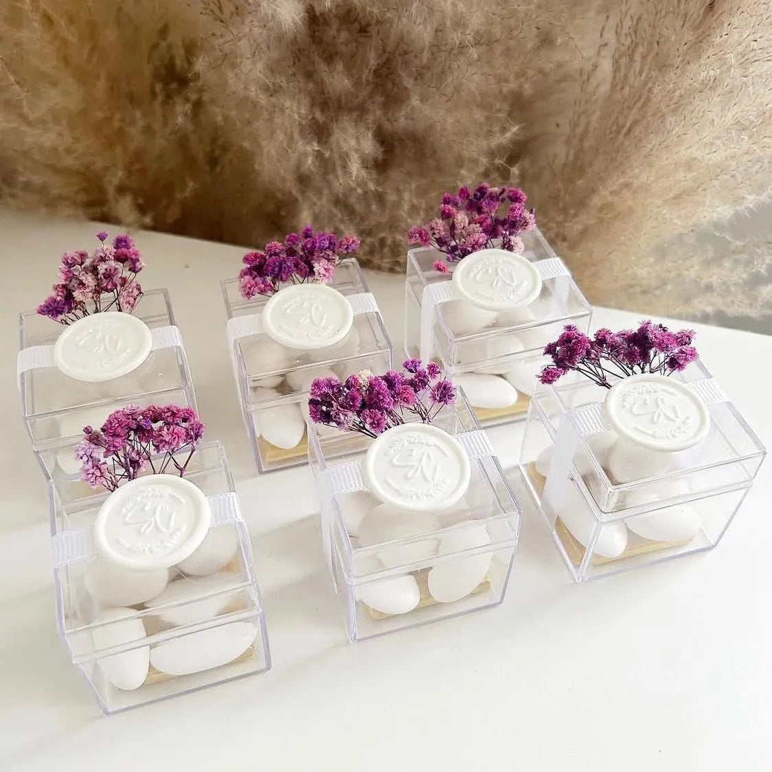 Veilchen-Zuckermandelnals personalisiertes Gastgeschenk zur Hochzeit – elegante Präsentation