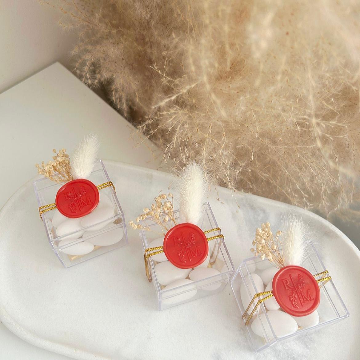 MON CADEAU INVITE - Personalisierte Zuckermandeln in transparenter Box mit rotem Siegel, Schleife und getrockneten Blumen, elegantes Gastgeschenk für Hochzeit oder besonderes Event