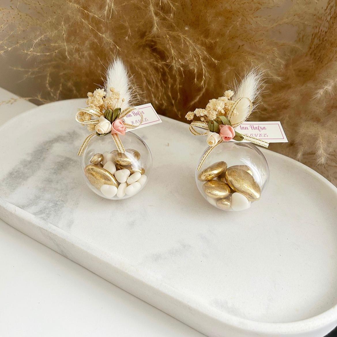 MON CADEAU INVITE - Personalisierte Zuckermandeln in Glaskugel mit goldenen Mandeln, Schleife, Feder und getrockneten Blumen, elegantes Gastgeschenk für Hochzeit oder besonderes Event
