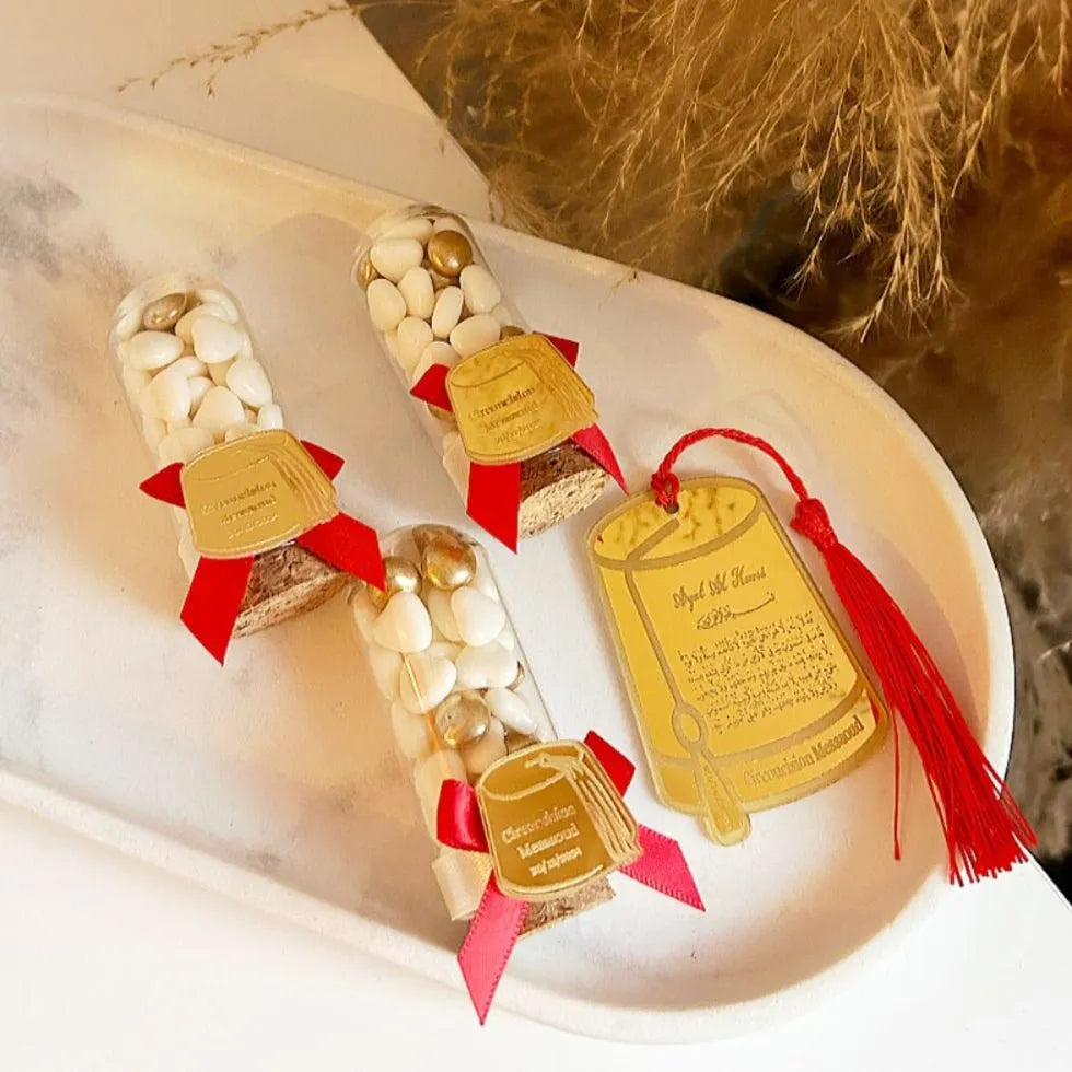 MON CADEAU INVITE - Personalisierte Zuckermandeln Tarbouche im Reagenzglas mit roter Schleife, goldener Plakette und dekorativen Details, elegantes Gastgeschenk für Hochzeit oder besonderes Event
