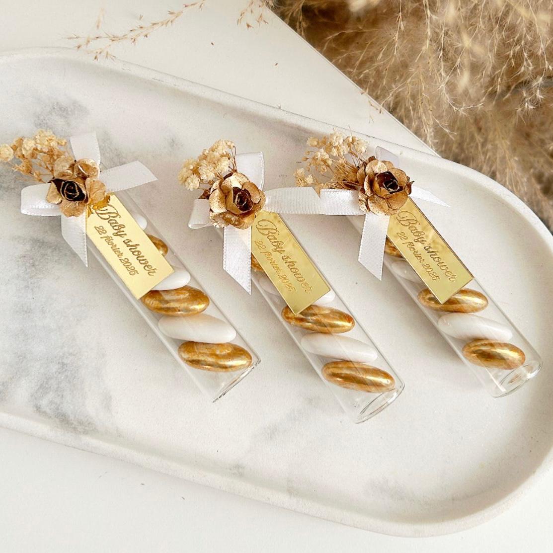 MON CADEAU INVITE - Personalisierte Zuckermandeln Valencia im Reagenzglas mit goldenen und weißen Mandeln, Schleife, Etikett und getrockneten Blumen, elegantes Gastgeschenk für Hochzeit oder besonderes Event