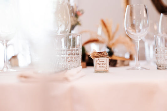 personalisierte Comtesse Kerze Hochzeit Alex und Jerem elegante Tischdekoration florales Gastgeschenk