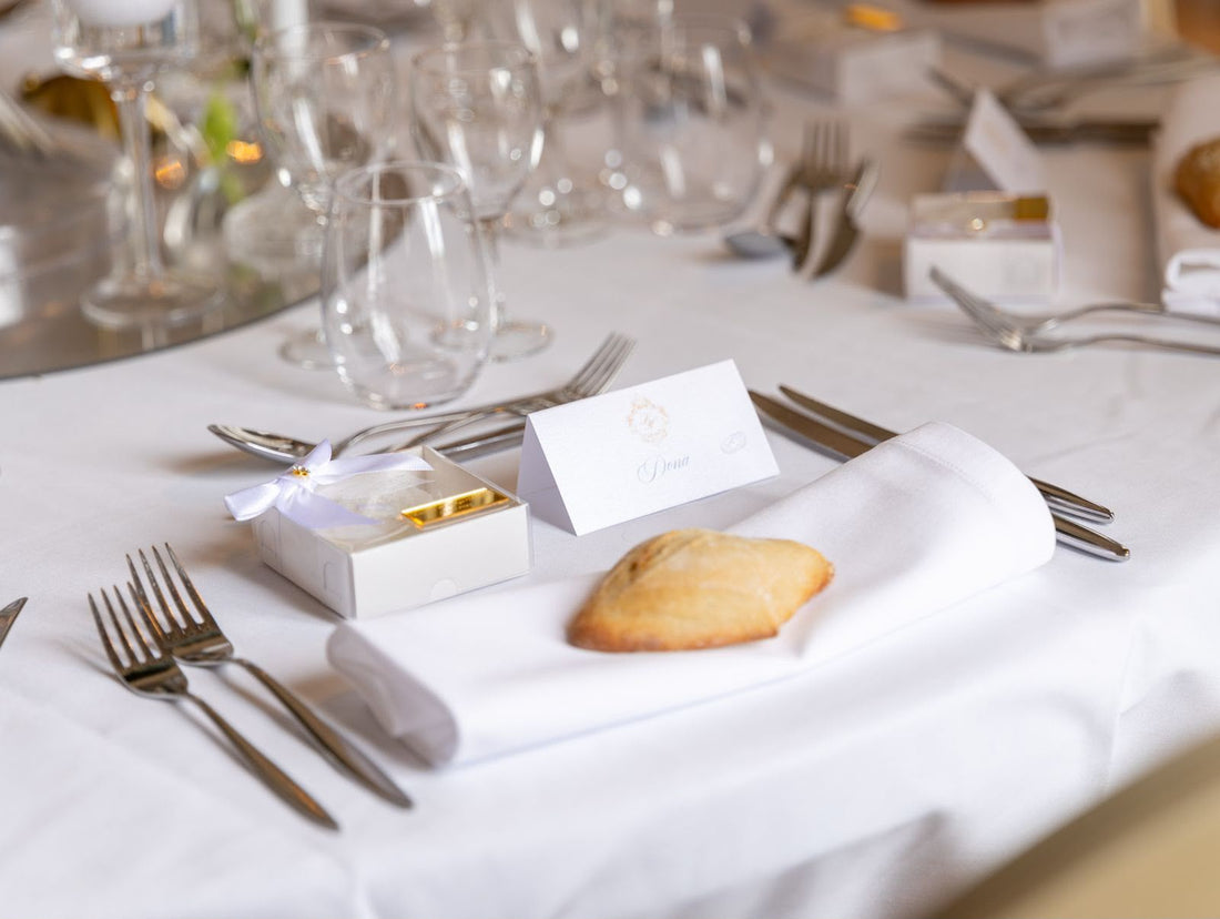 Personalisierte Angel-Kerze als elegantes Hochzeitsgastgeschenk auf der festlich dekorierten Hochzeitstafel von Larissa und Hugo-Anthony
