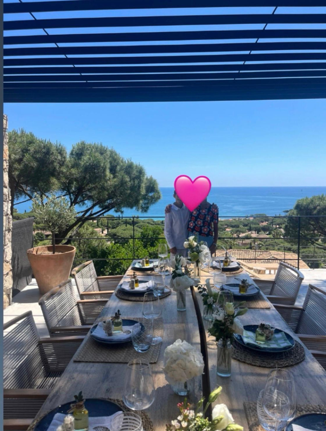 Amaurys Kommunion in Sainte-Maxime mit Cloche Kreuz Dragees und personalisierten Olivia-Olivenölfläschchen