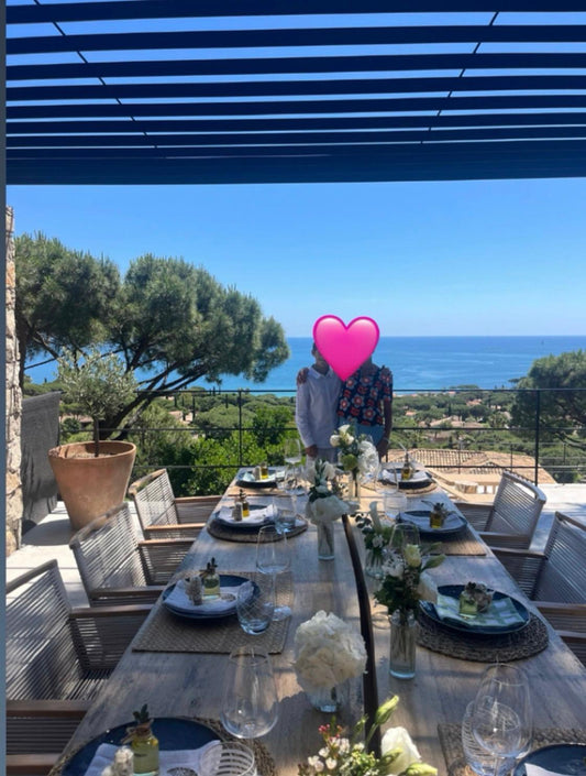 Amaurys Kommunion in Sainte-Maxime mit Cloche Kreuz Dragees und personalisierten Olivia-Olivenölfläschchen