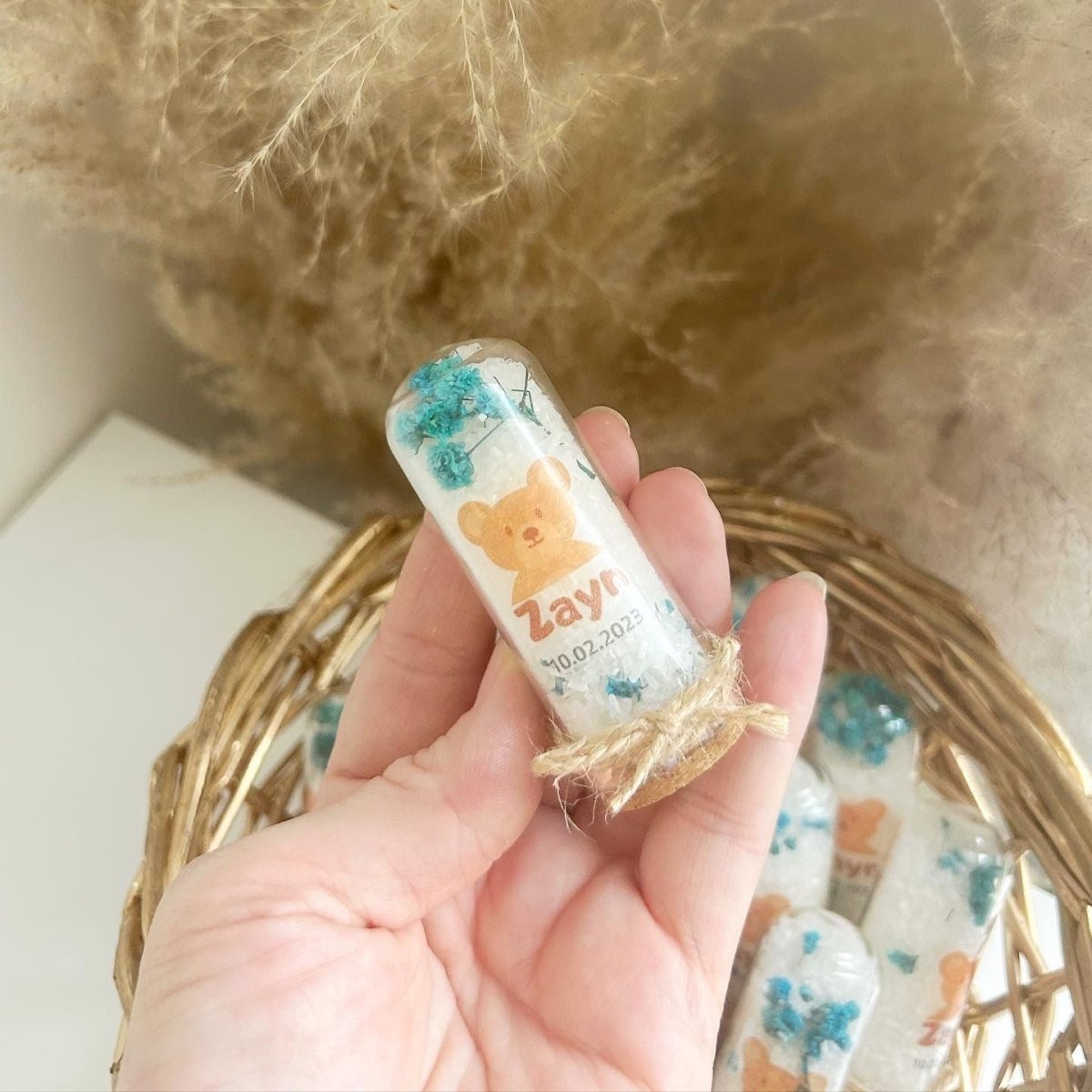 MON CADEAU INVITE - Personalisiertes Bärchen Badesalz im Reagenzglas mit blauem Salz, Bärchenmotiv und Korkverschluss, süßes Gastgeschenk für Geburt, Taufe oder besonderes Event