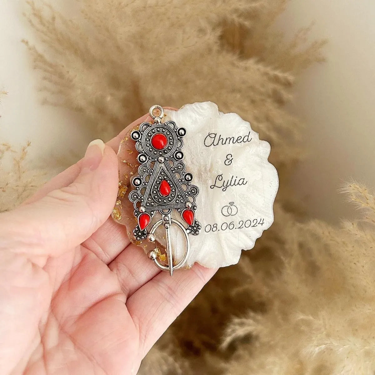 MON CADEAU INVITE - Personalisierter Berber Magnet mit silbernem Ornament und roten Steinen, mit Namen Ahmed & Lylia und Datum, elegantes Gastgeschenk für Hochzeit oder besonderes Event
