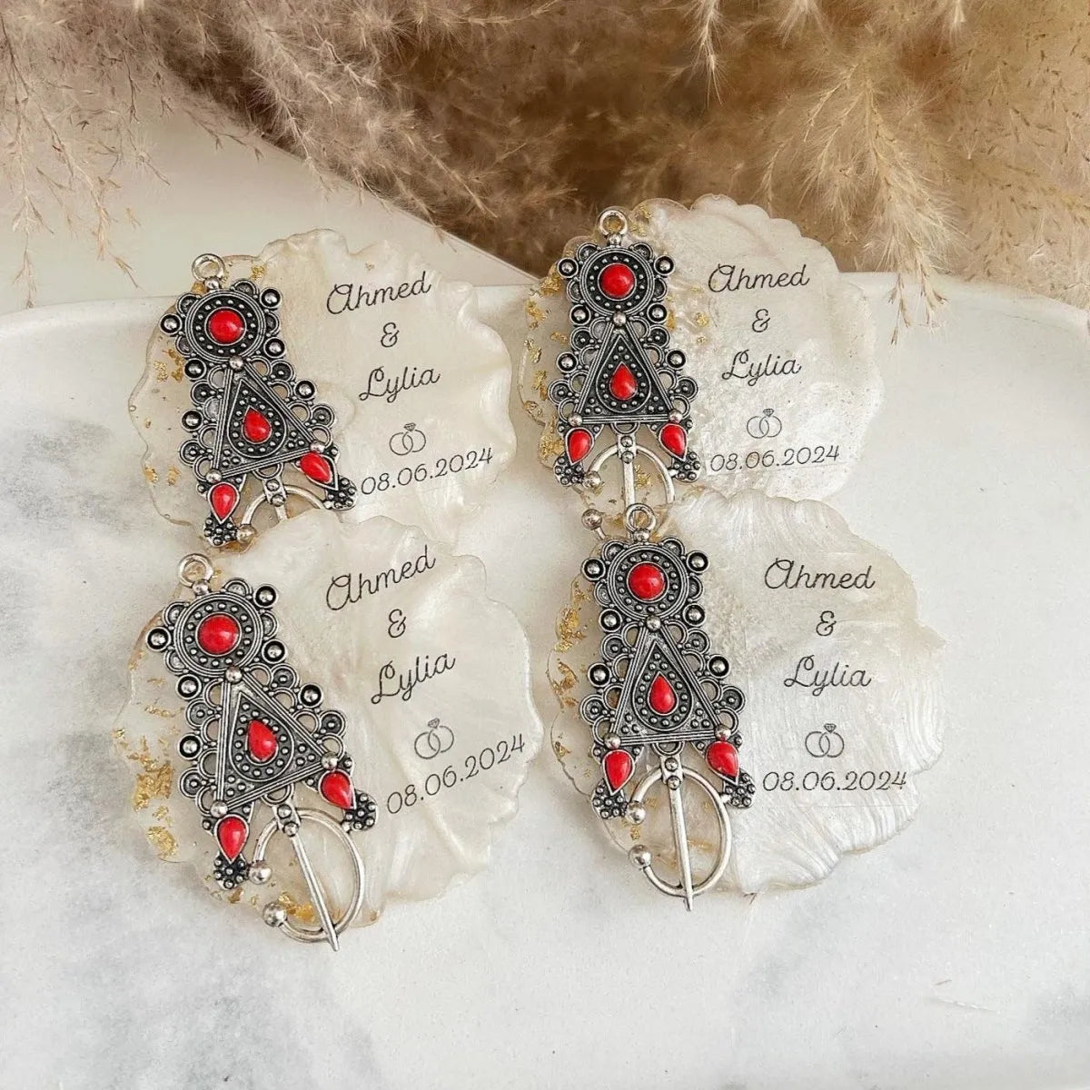 MON CADEAU INVITE - Personalisierter Berber Magnet mit silbernem Ornament und roten Steinen, mit Namen Ahmed & Lylia und Datum, elegantes Gastgeschenk für Hochzeit oder besonderes Event