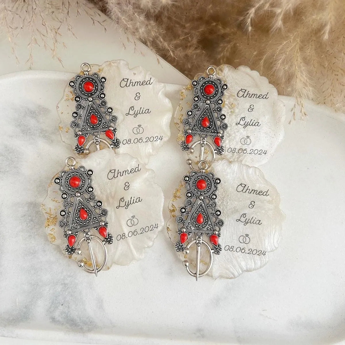 MON CADEAU INVITE - Personalisierter Berber Magnet mit silbernem Ornament und roten Steinen, mit Namen Ahmed & Lylia und Datum, elegantes Gastgeschenk für Hochzeit oder besonderes Event