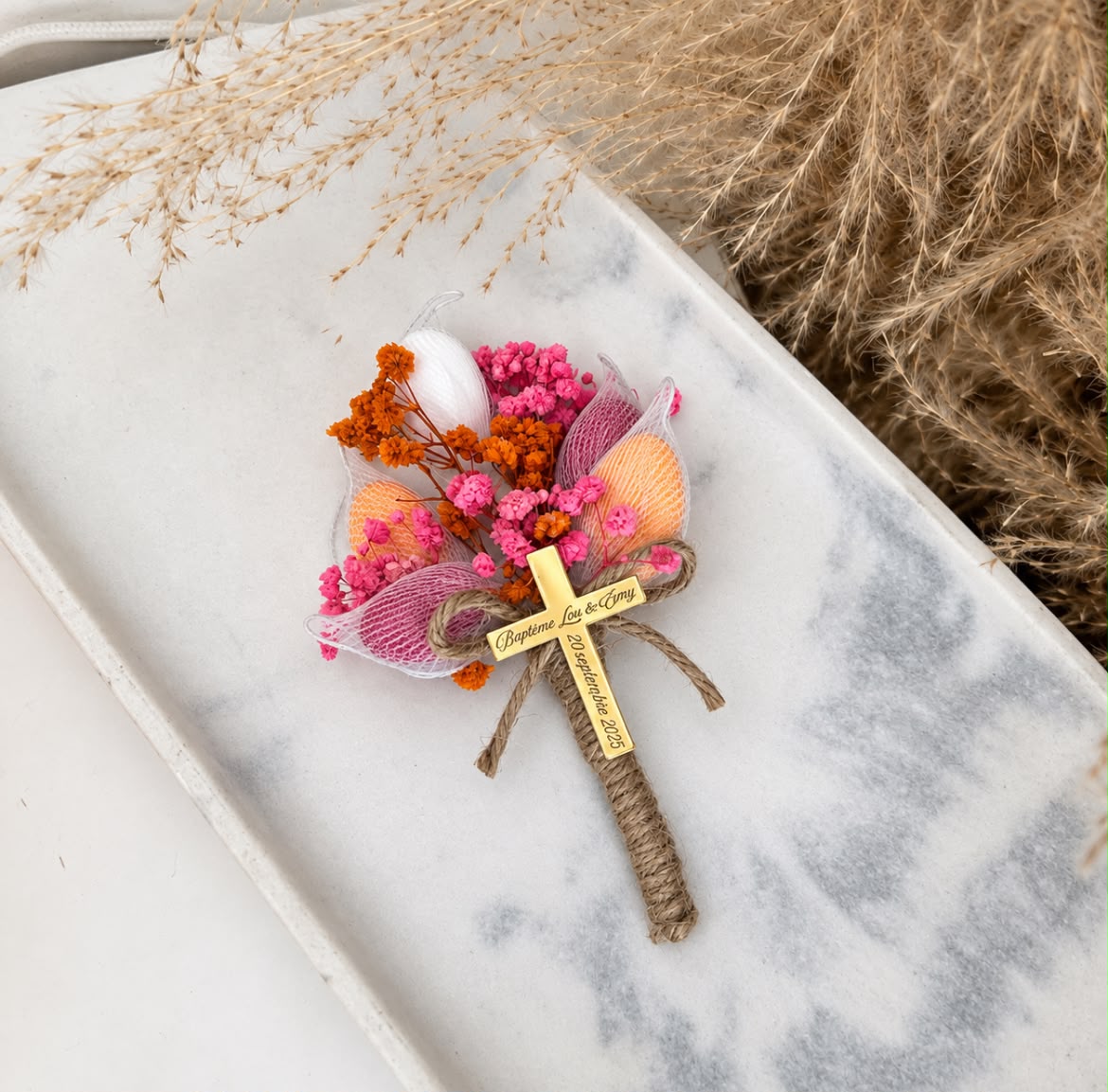 Tischdekoration Taufe mit Blumenstrauß Kreuz Fiorella und Trockenblumen