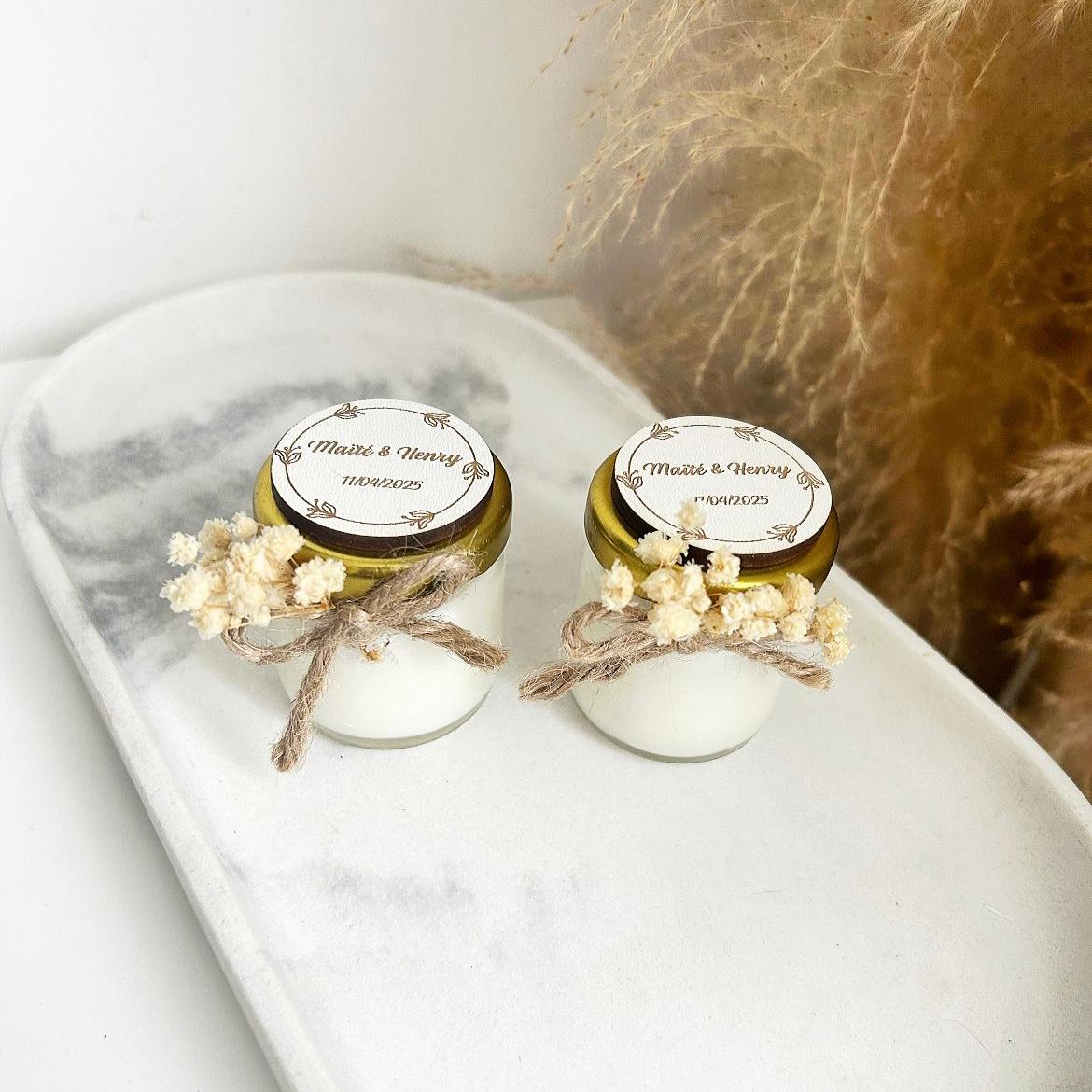 MON CADEAU INVITE - Personalisierte Boho Kerze im Glas mit goldenem Deckel, Juteband und getrockneten Blumen, elegantes Gastgeschenk für Hochzeit oder besonderes Event