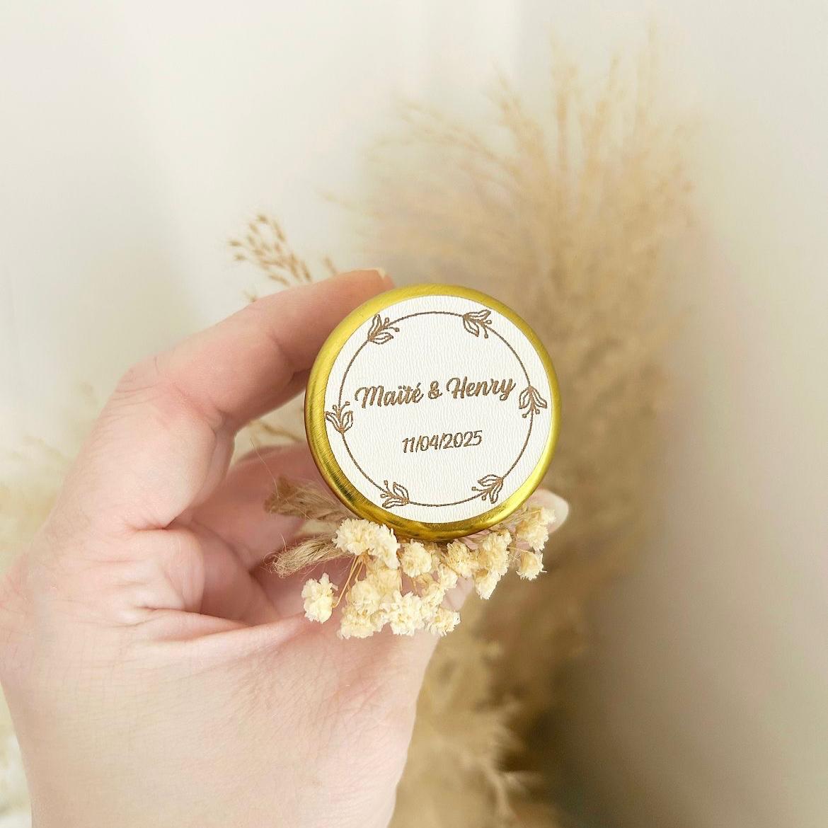 MON CADEAU INVITE - Personalisierte Boho Kerze im Glas mit goldenem Deckel, Juteband und getrockneten Blumen, elegantes Gastgeschenk für Hochzeit oder besonderes Event
