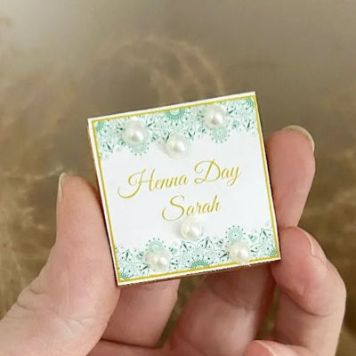 MON CADEAU INVITE - Personalisierte Box Chocolat Henna Day mit Aufschrift Sarah, elegantes Design mit grünen Ornamenten und Perlendekor, stilvolles Gastgeschenk für Henna Feier oder besonderes Event