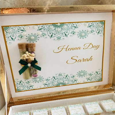 MON CADEAU INVITE - Personalisierte Box Chocolat Henna Day mit Aufschrift Sarah, elegantes Design mit grünen Ornamenten und Perlendekor, stilvolles Gastgeschenk für Henna Feier oder besonderes Event