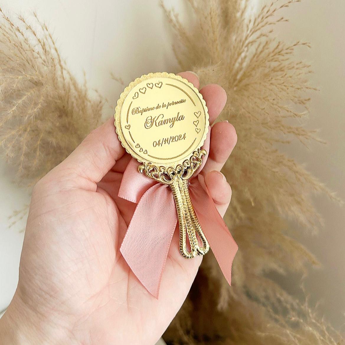 MON CADEAU INVITE - Personalisierter Candy Spiegel rund in Gold mit rosa Schleife und dekorativer Quaste, elegantes Gastgeschenk für Hochzeit oder besonderes Event