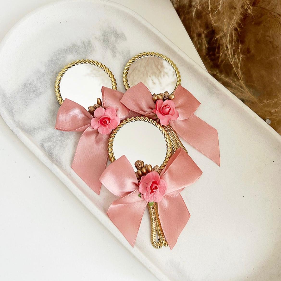 MON CADEAU INVITE - Personalisierter Candy Spiegel rund in Gold mit rosa Schleife und dekorativer Quaste, elegantes Gastgeschenk für Hochzeit oder besonderes Event