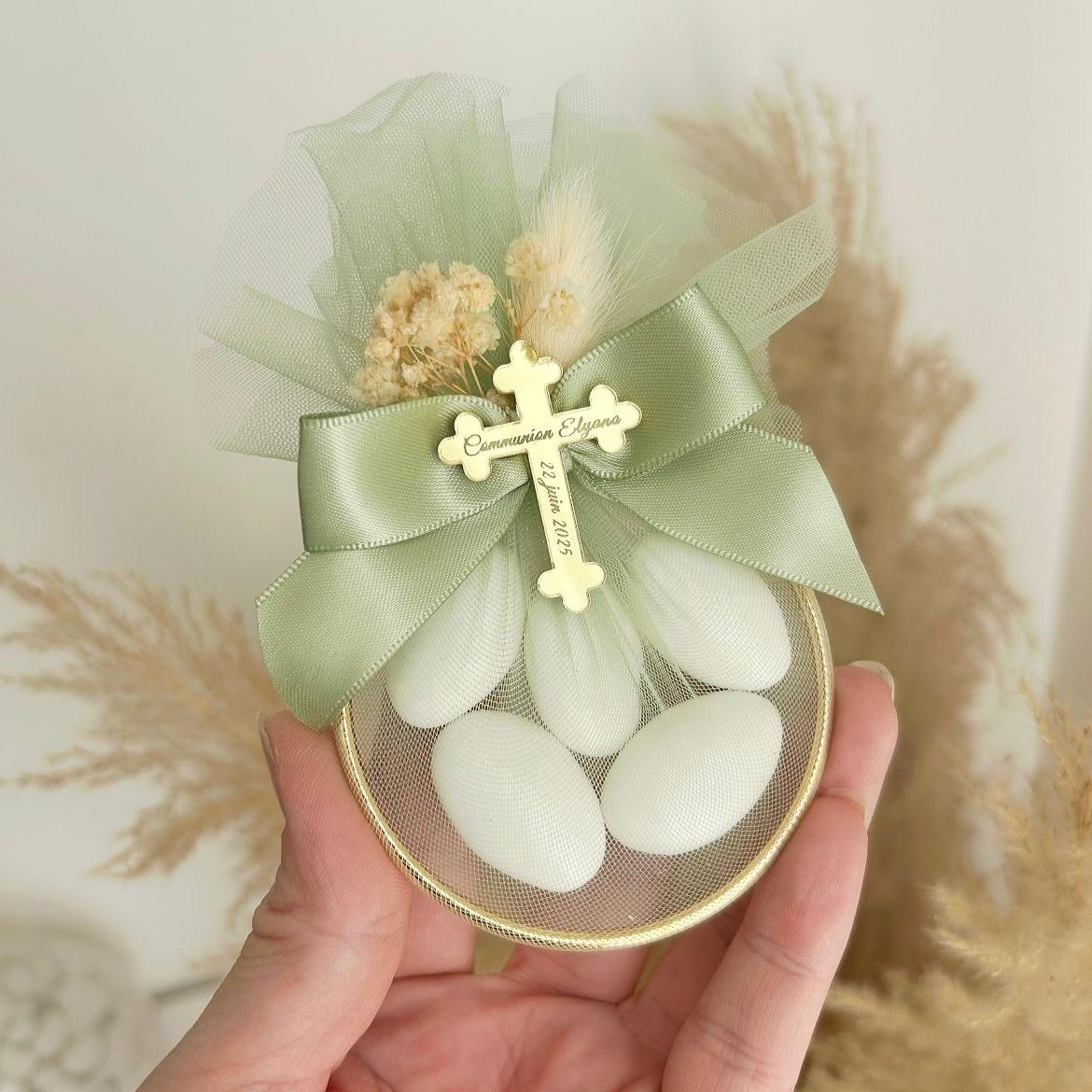 Christliches Gastgeschenk mit Kreuz: Zuckermandeln „Funkeln“ als elegante Tischdeko für Gäste