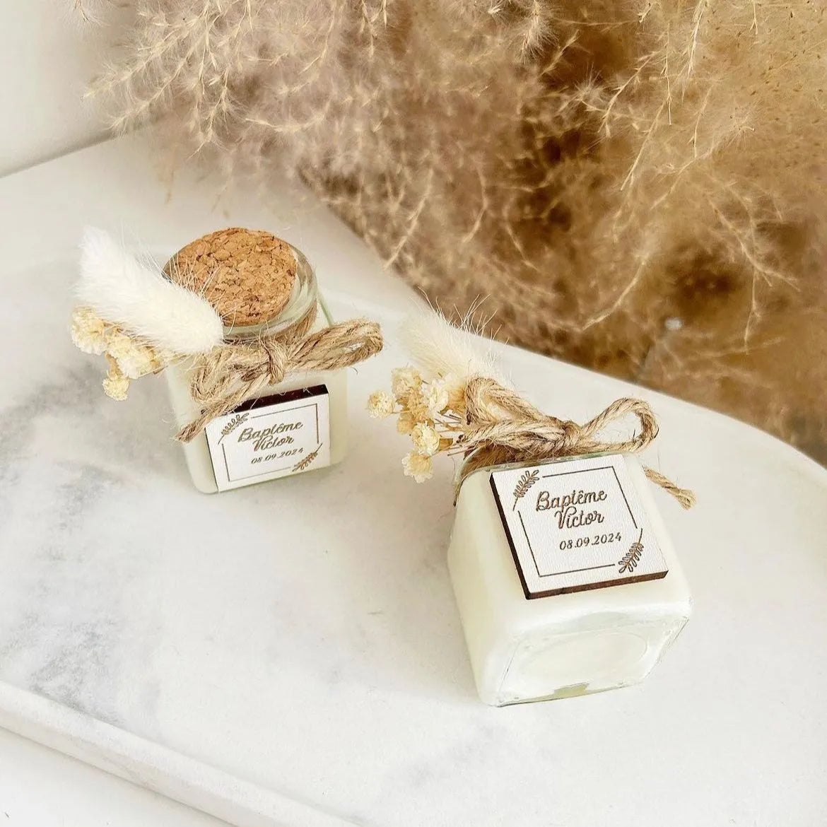 Comtesse-Kerze als personalisiertes Gastgeschenk mit Holz-Element – edel und zeitlos