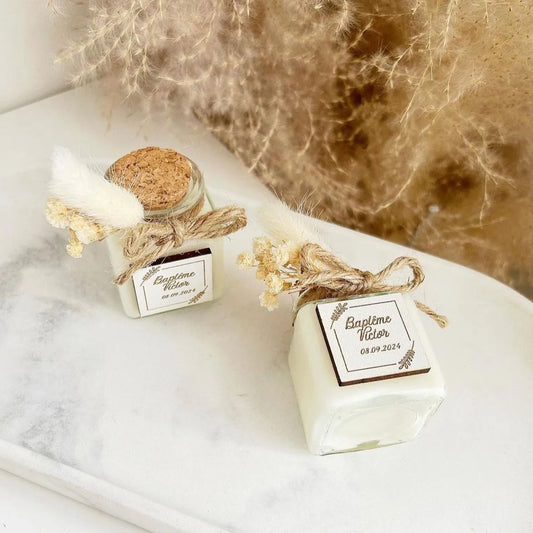 Comtesse-Kerze als personalisiertes Gastgeschenk mit Holz-Element – edel und zeitlos