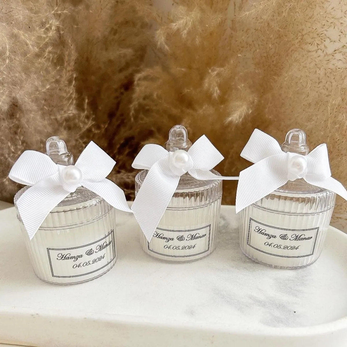 Cottage-Kerze als personalisiertes Gastgeschenk zur Hochzeit – edel und charmant