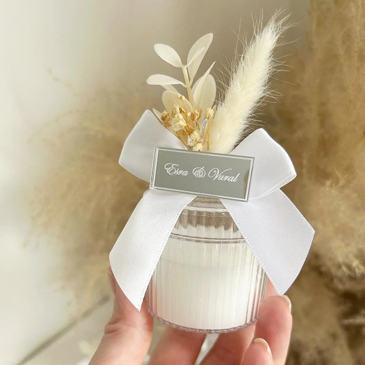 Dahlia-Kerze als personalisiertes Gastgeschenk zur Hochzeit – edel und elegant