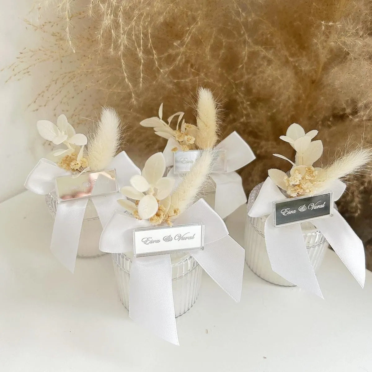 Dahlia-Kerze als personalisiertes Gastgeschenk zur Hochzeit – edel und elegant