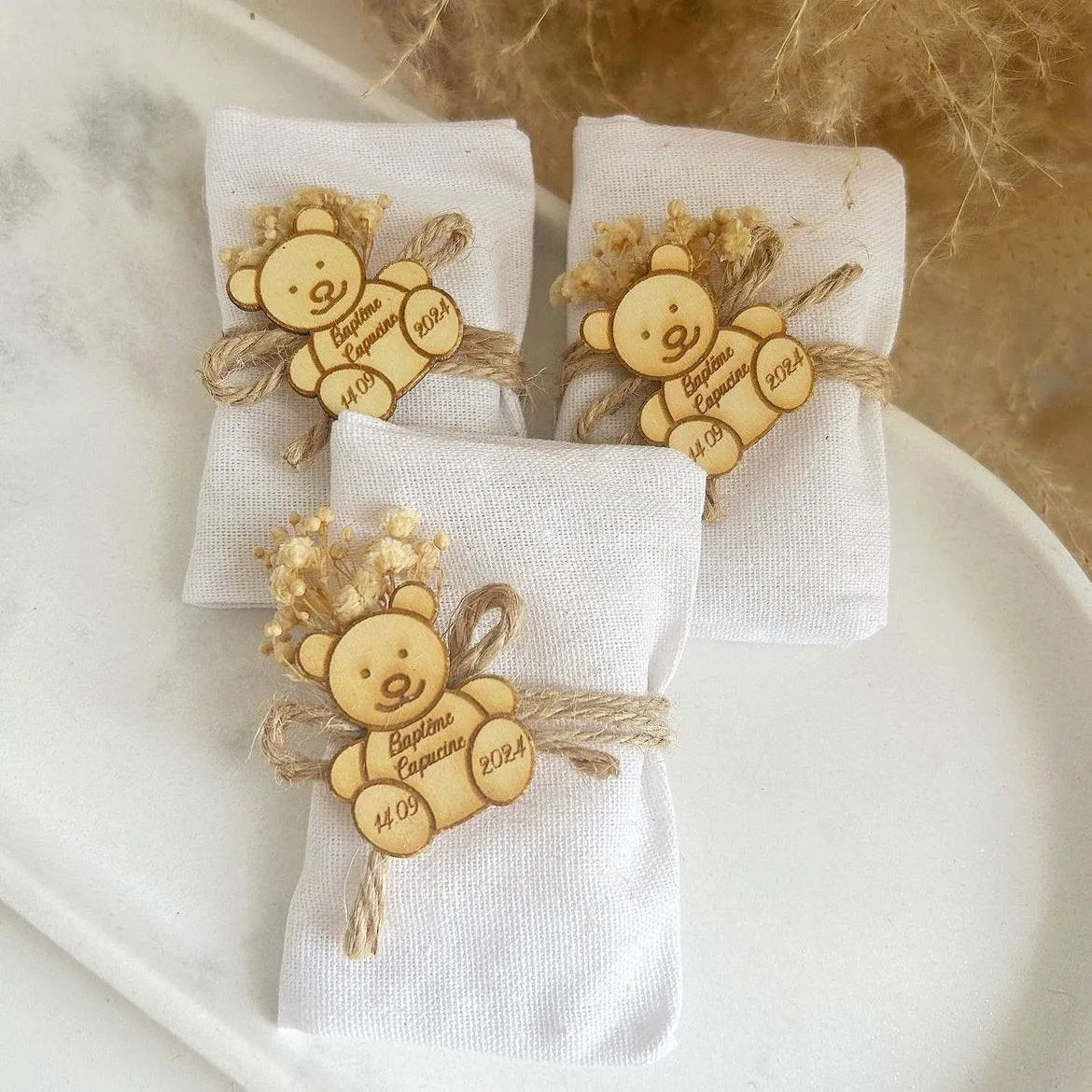 Deliseife als personalisiertes Gastgeschenk zur Kommunion, Taufe und Beschneidungsfeier, elegant im Stoff verpackt