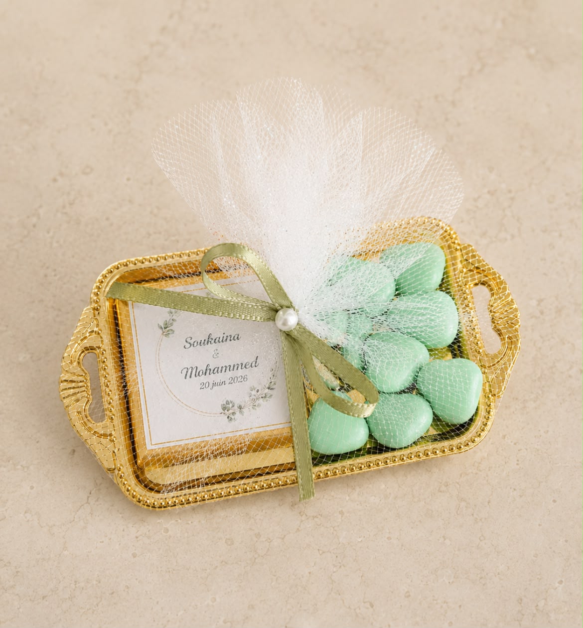 Personalisiertes Dragee- und Schokoladentablett in Salbeigrün und Gold als elegantes Gastgeschenk