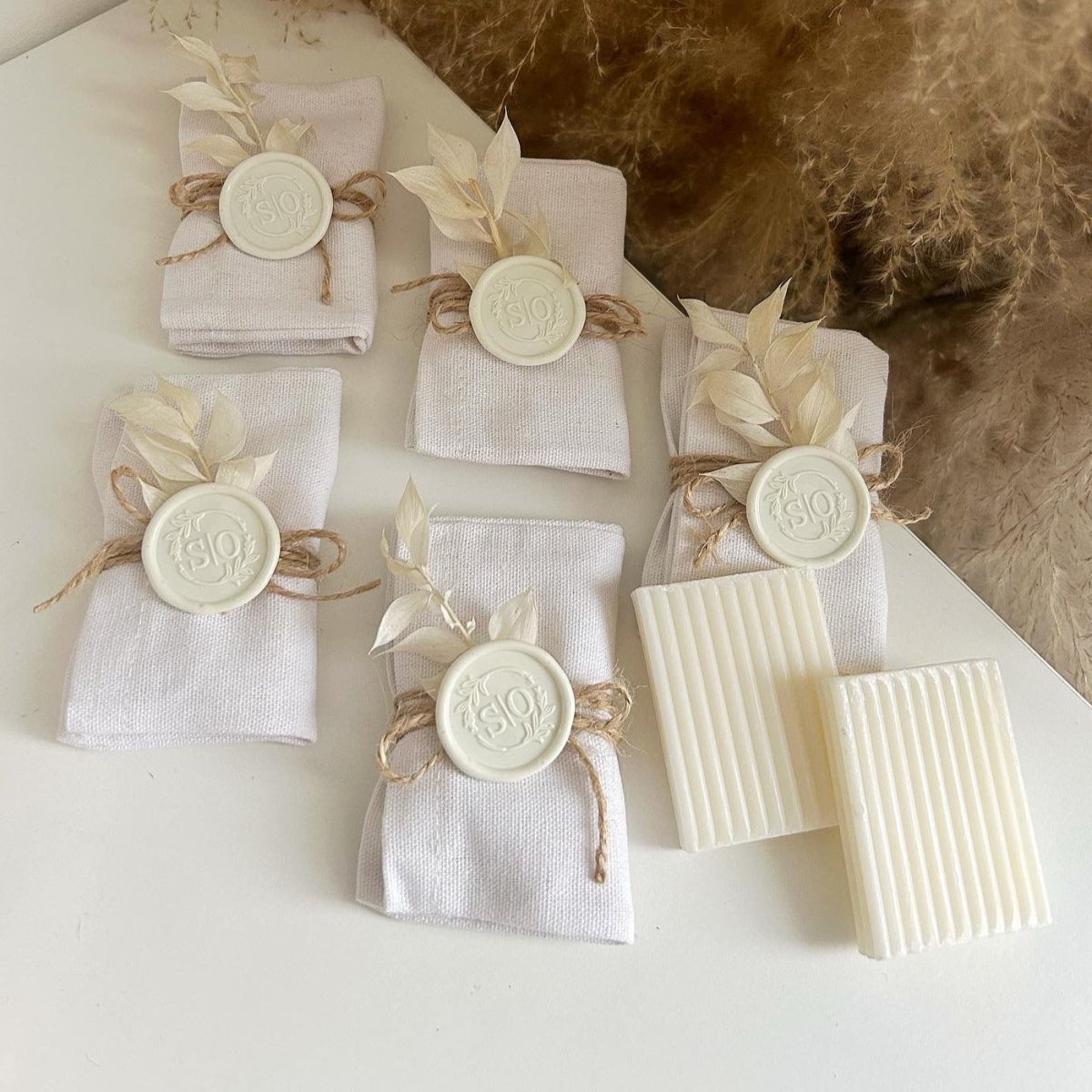 Dünenseife als personalisiertes Gastgeschenk für Hochzeit, Taufe und Beschneidungsfeier, elegant verpackt mit Siegel