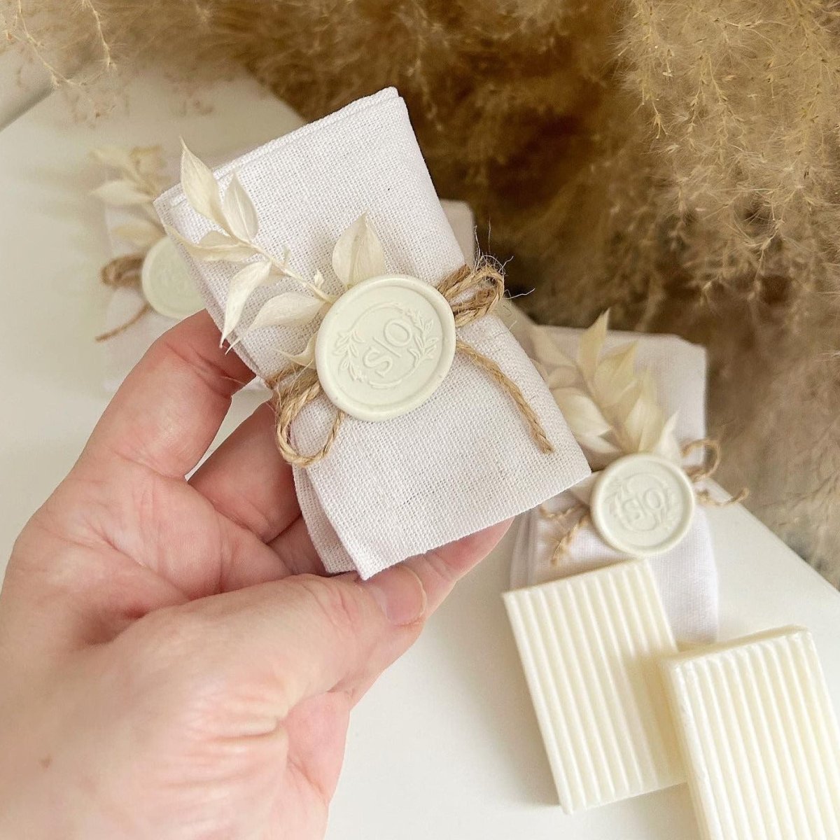 Dünenseife als personalisiertes Gastgeschenk für Hochzeit, Taufe und Beschneidungsfeier, elegant verpackt mit Siegel